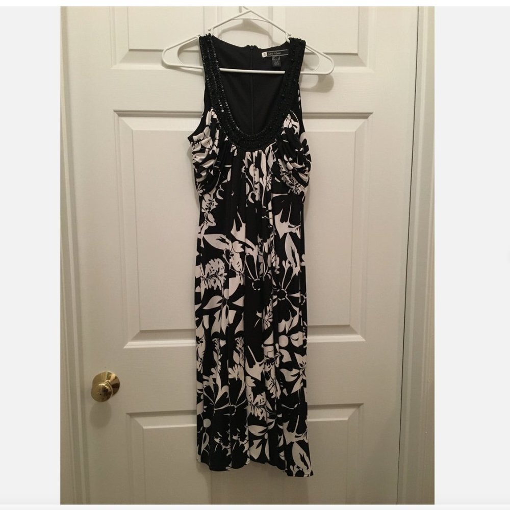 NWT JS Boutique Women's Beaded Neck Hawaiian Sleeveless Black White Dress Size 4